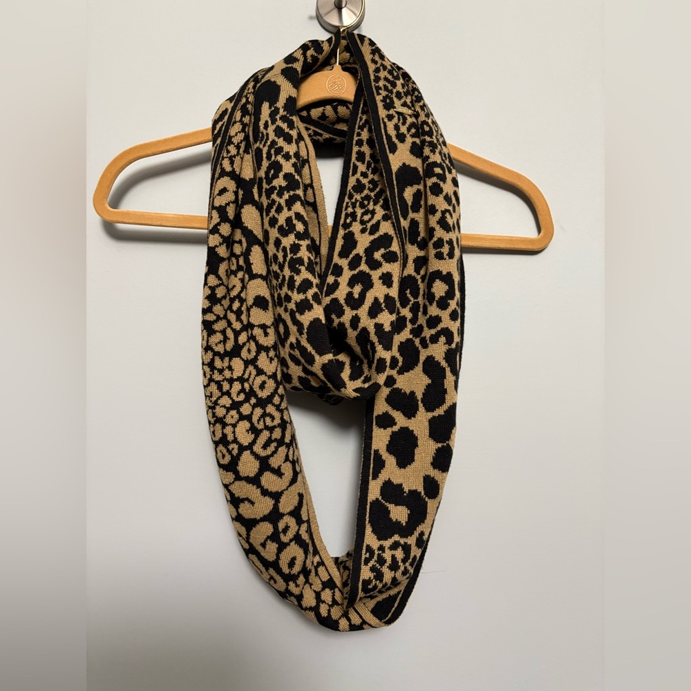 Michae Kors leop print infinity scarf